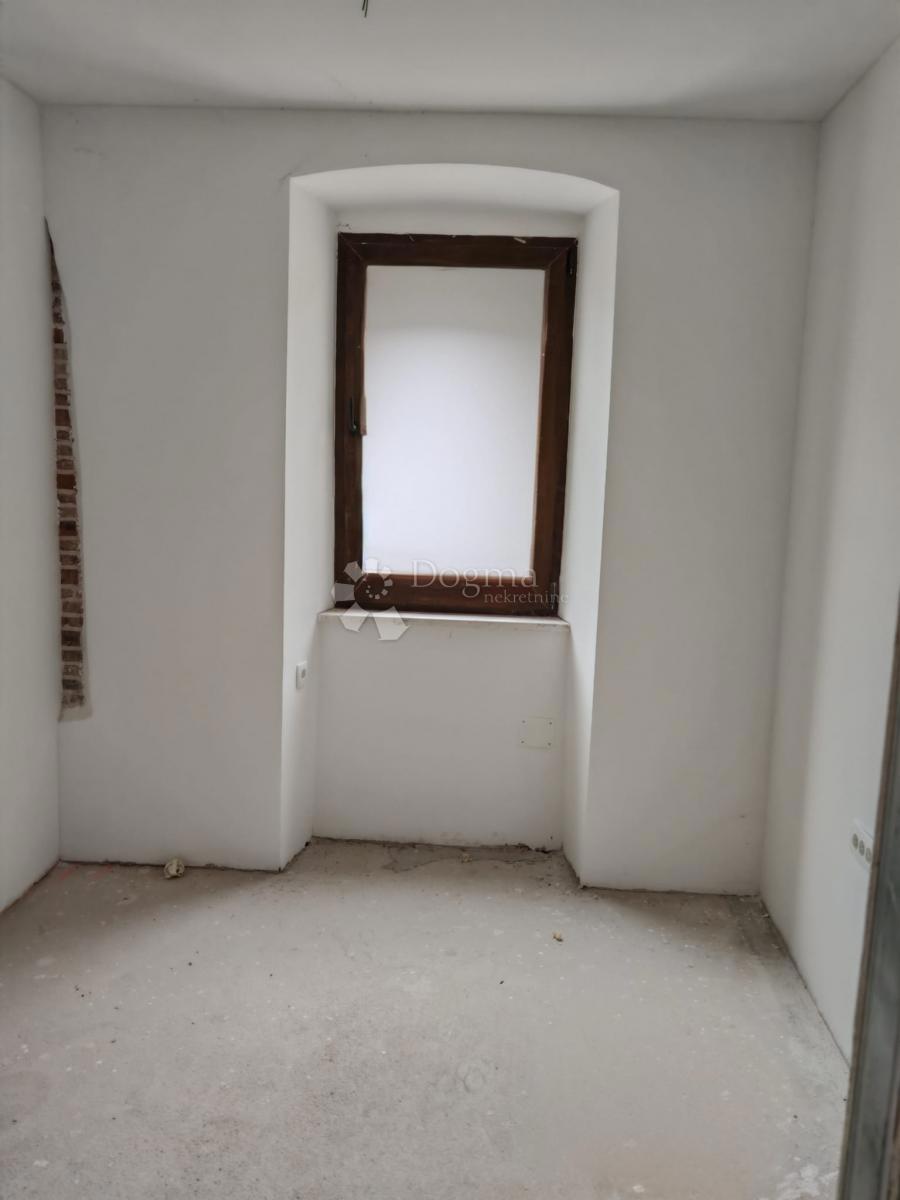 CASA RECENTEMENTE RISTRUTTURATA CON QUATTRO APPARTAMENTI