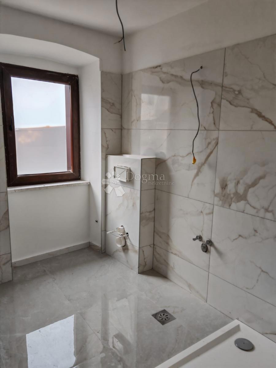 CASA RECENTEMENTE RISTRUTTURATA CON QUATTRO APPARTAMENTI