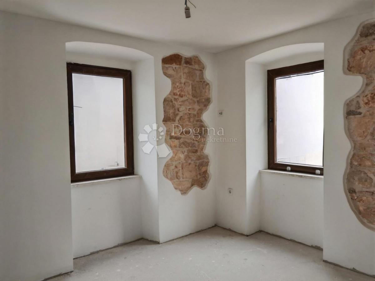 CASA RECENTEMENTE RISTRUTTURATA CON QUATTRO APPARTAMENTI