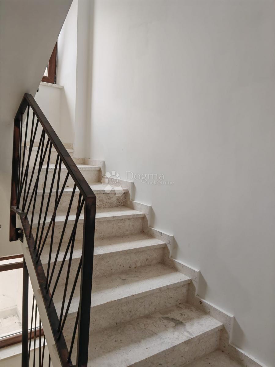 CASA RECENTEMENTE RISTRUTTURATA CON QUATTRO APPARTAMENTI