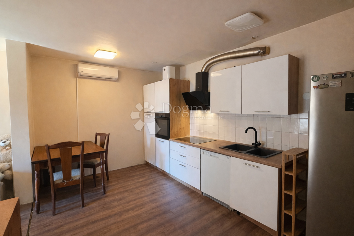 Luminoso appartamento trilocale esposto a sud in ricercata zona di Mertojak con grande potenziale