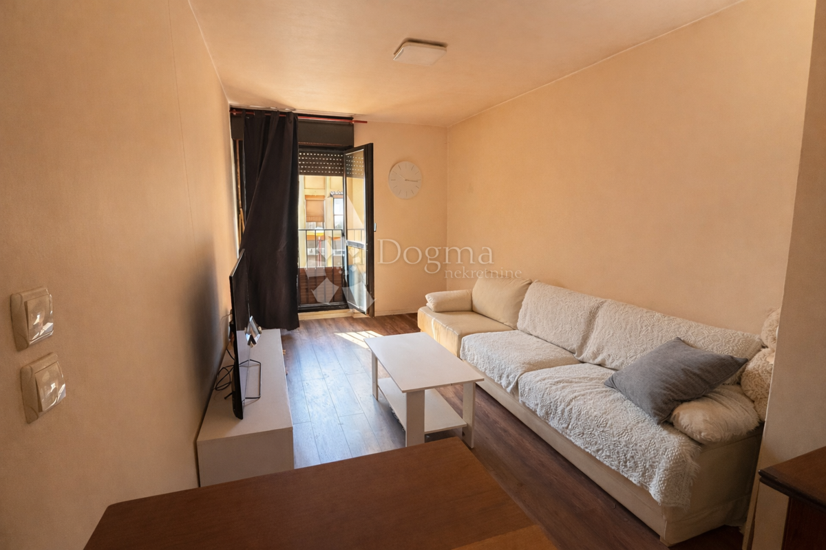 Luminoso appartamento trilocale esposto a sud in ricercata zona di Mertojak con grande potenziale