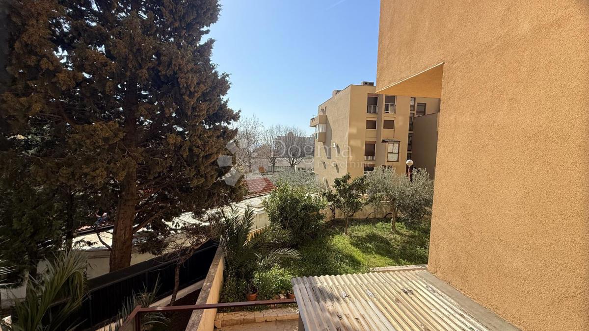 Luminoso appartamento trilocale esposto a sud in ricercata zona di Mertojak con grande potenziale