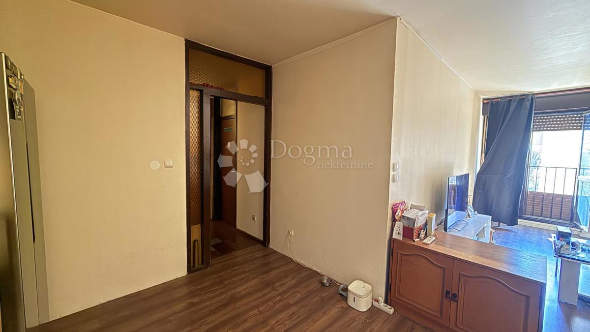 Luminoso appartamento trilocale esposto a sud in ricercata zona di Mertojak con grande potenziale