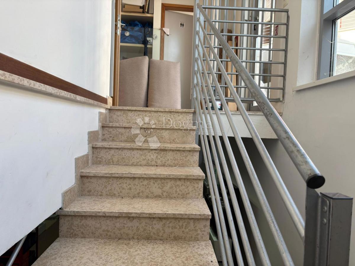 Locale commerciale Novigrad, 129m2