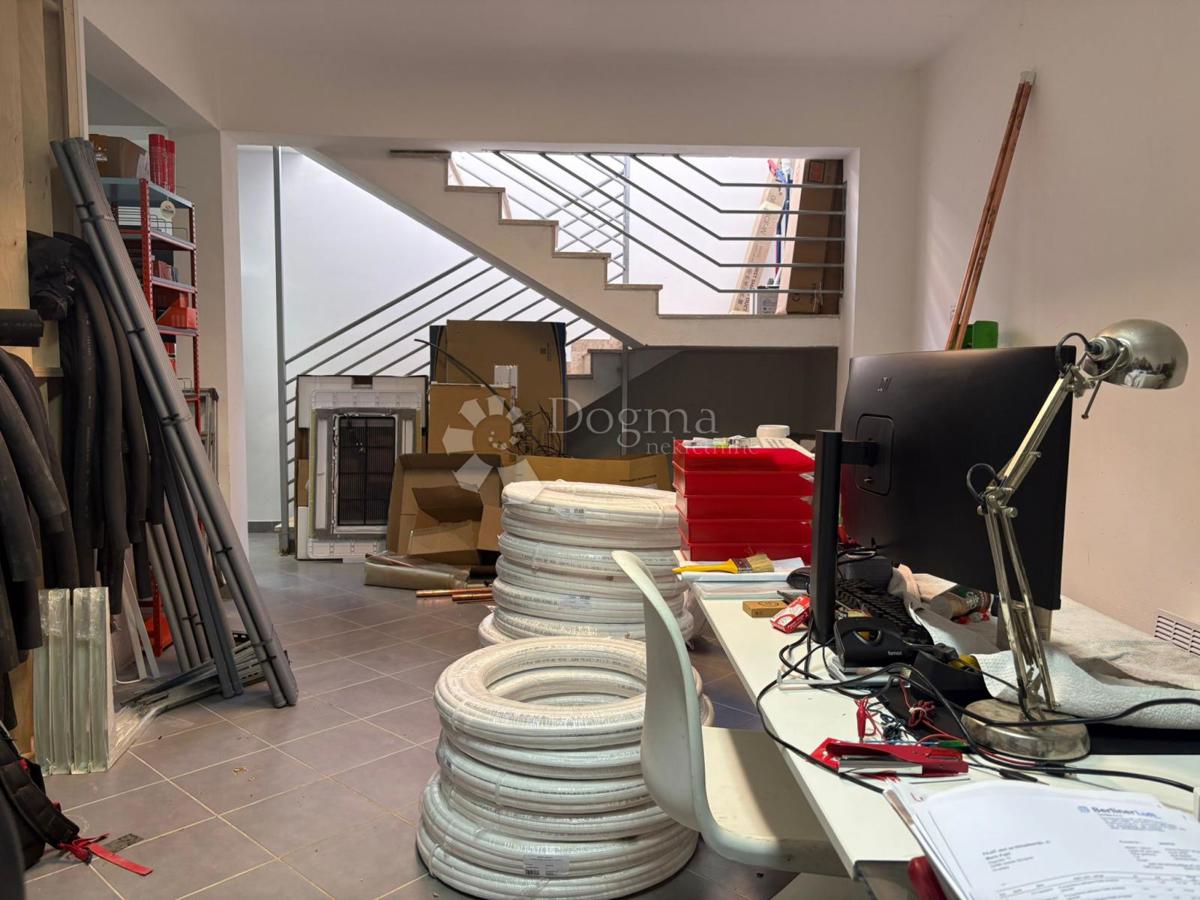 Locale commerciale Novigrad, 129m2