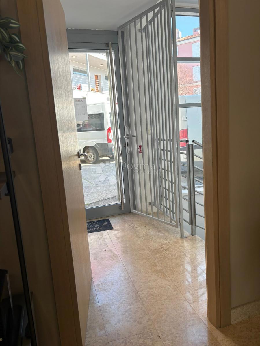 Locale commerciale Novigrad, 129m2