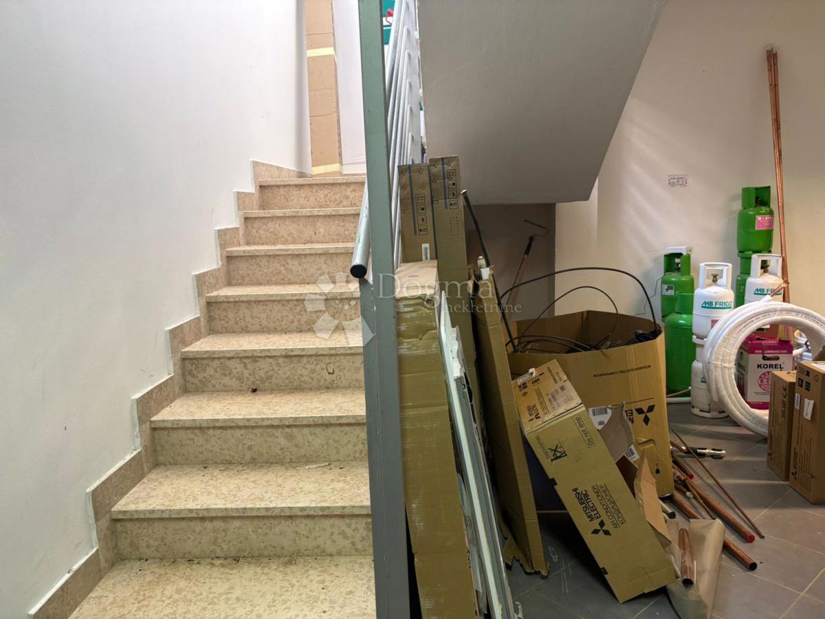 Locale commerciale Novigrad, 129m2