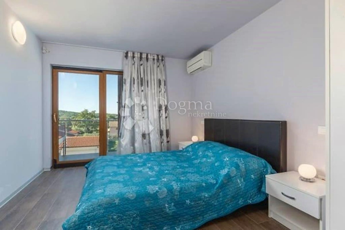 VILLA DI LUSSO CON 4 APPARTAMENTI A 200 M DAL MARE