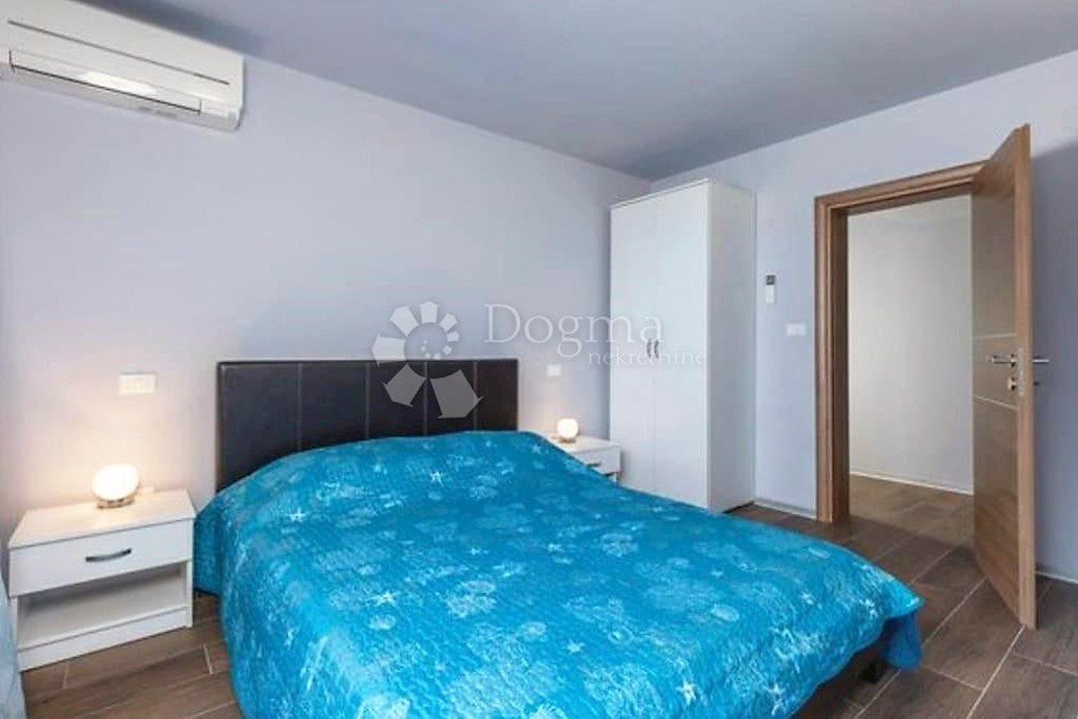 VILLA DI LUSSO CON 4 APPARTAMENTI A 200 M DAL MARE