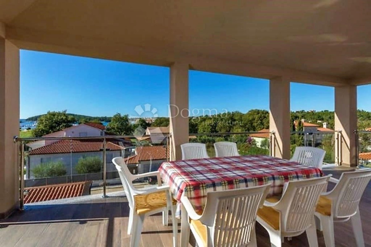 VILLA DI LUSSO CON 4 APPARTAMENTI A 200 M DAL MARE