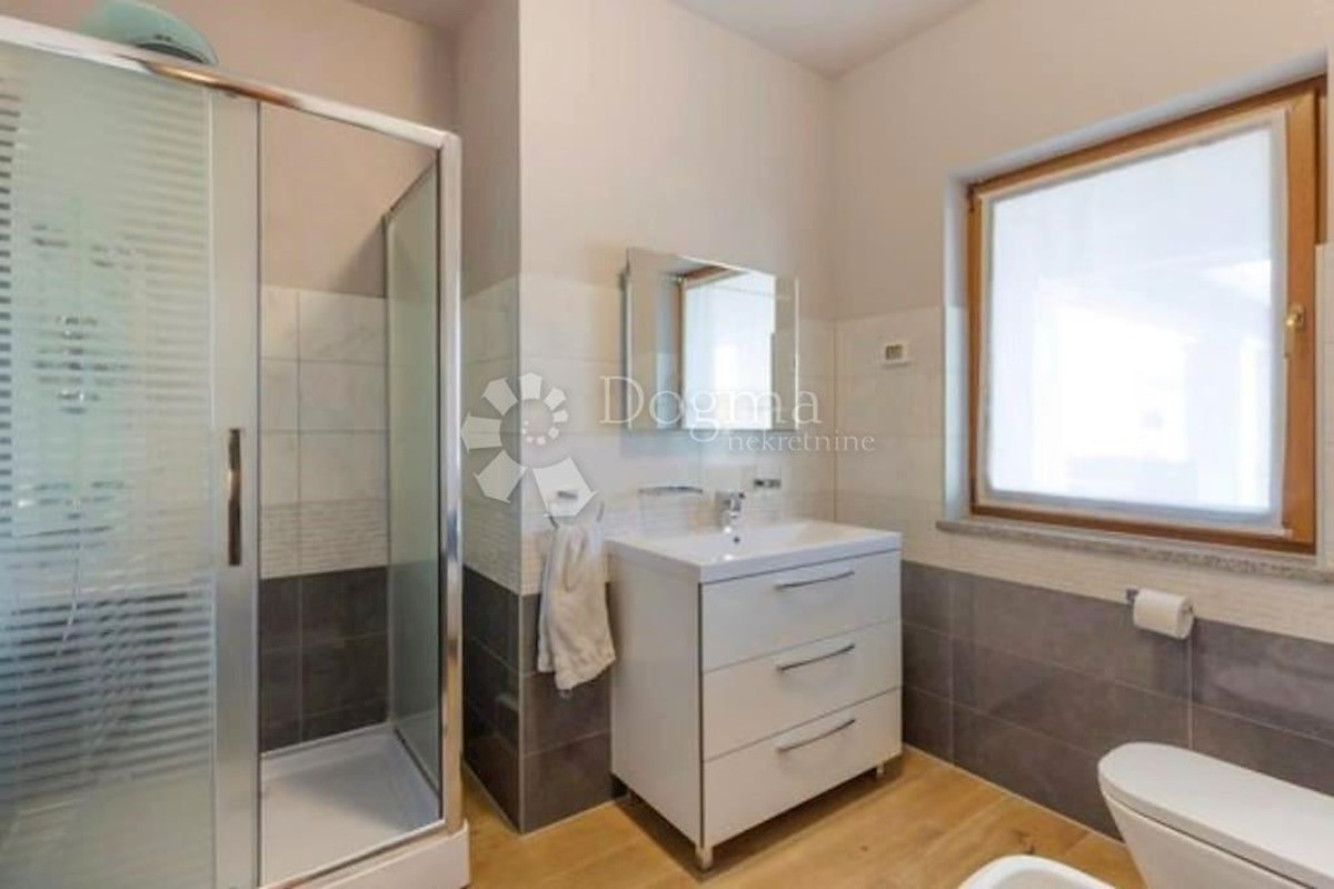 VILLA DI LUSSO CON 4 APPARTAMENTI A 200 M DAL MARE