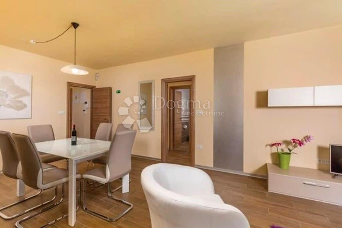 VILLA DI LUSSO CON 4 APPARTAMENTI A 200 M DAL MARE