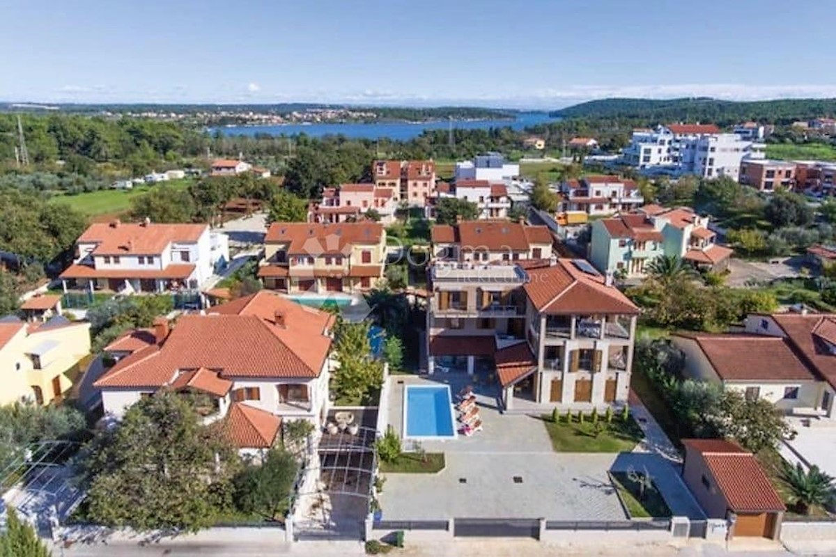 VILLA DI LUSSO CON 4 APPARTAMENTI A 200 M DAL MARE