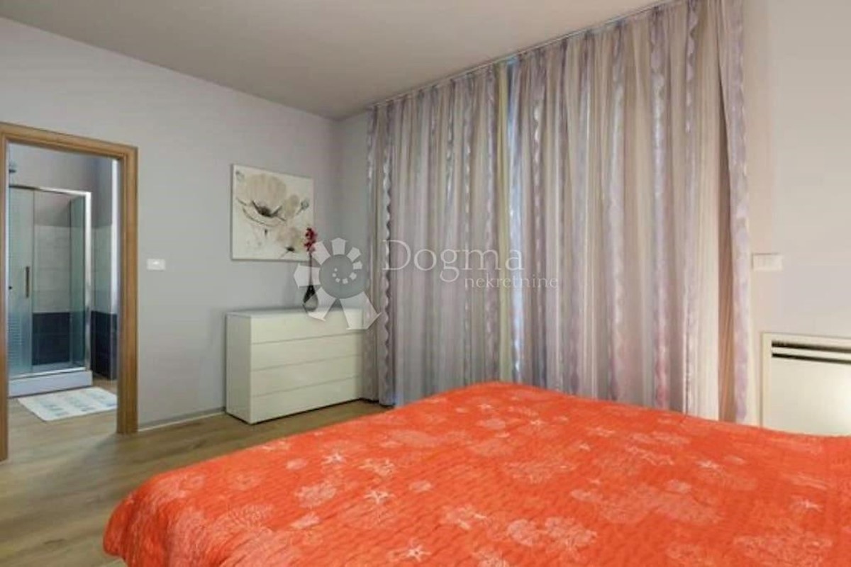 VILLA DI LUSSO CON 4 APPARTAMENTI A 200 M DAL MARE
