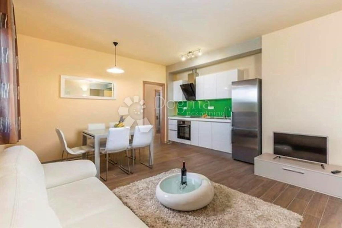 VILLA DI LUSSO CON 4 APPARTAMENTI A 200 M DAL MARE