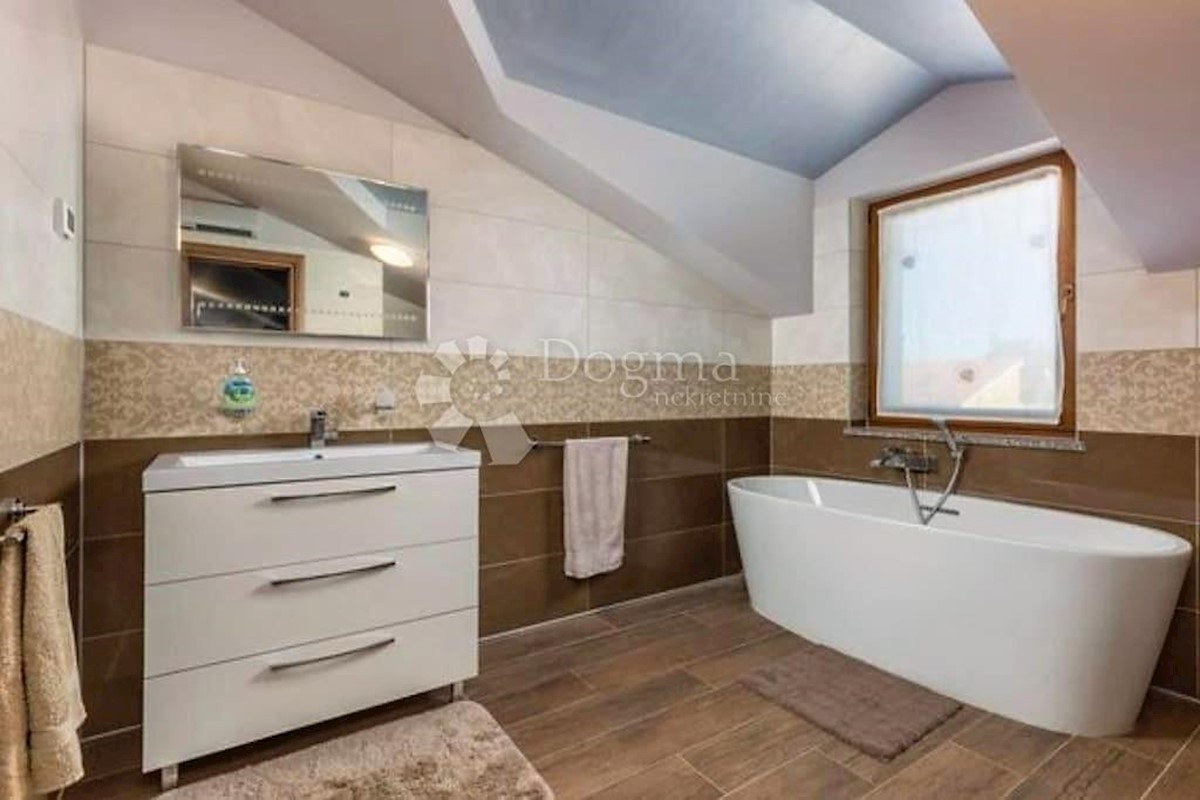 VILLA DI LUSSO CON 4 APPARTAMENTI A 200 M DAL MARE