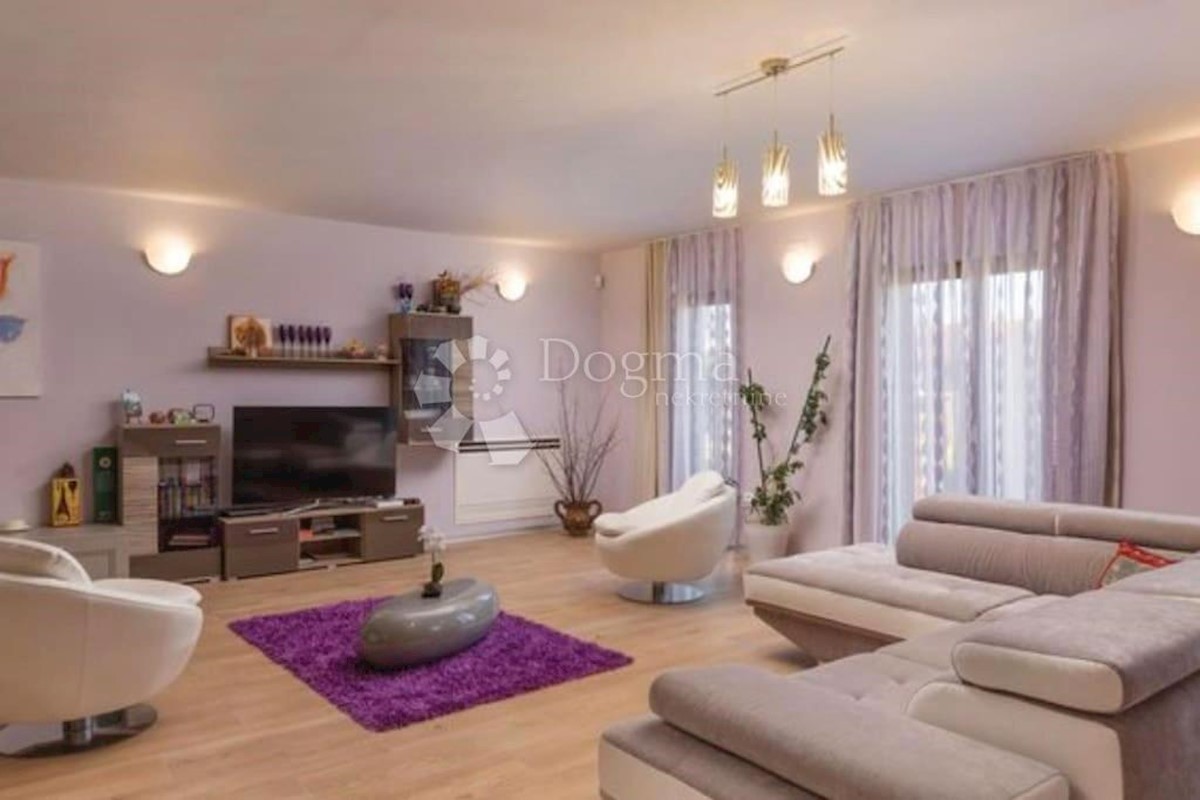 VILLA DI LUSSO CON 4 APPARTAMENTI A 200 M DAL MARE