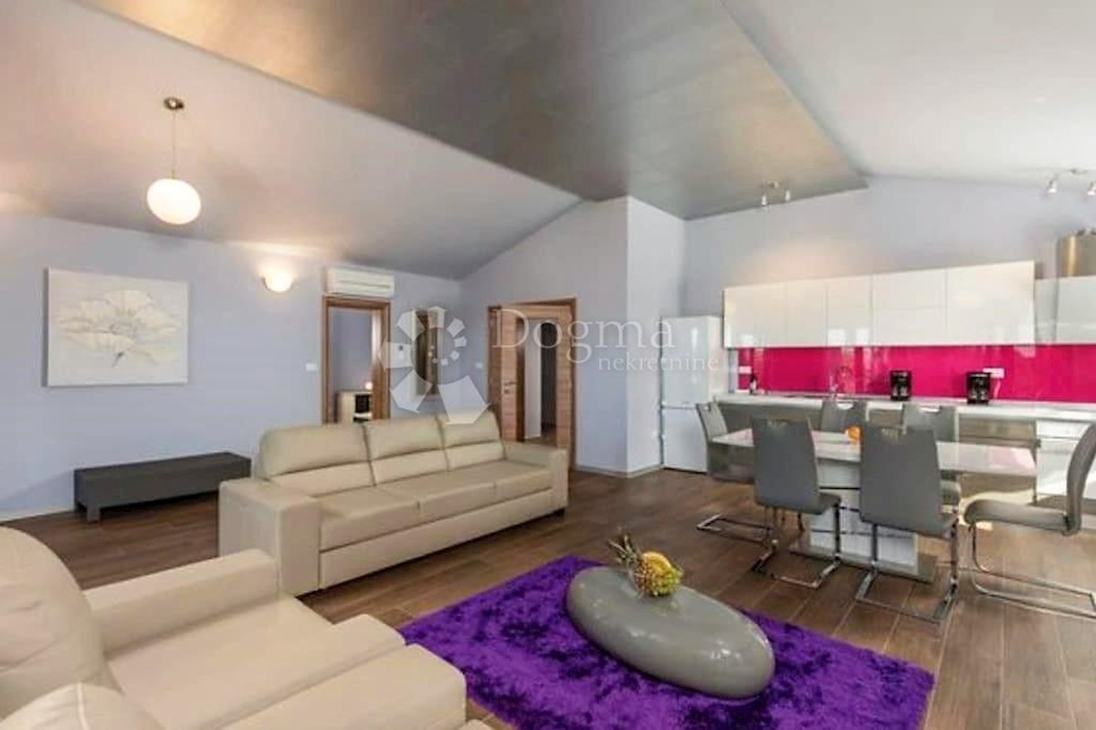 VILLA DI LUSSO CON 4 APPARTAMENTI A 200 M DAL MARE