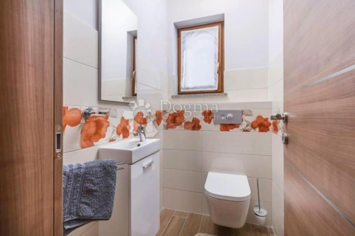 VILLA DI LUSSO CON 4 APPARTAMENTI A 200 M DAL MARE