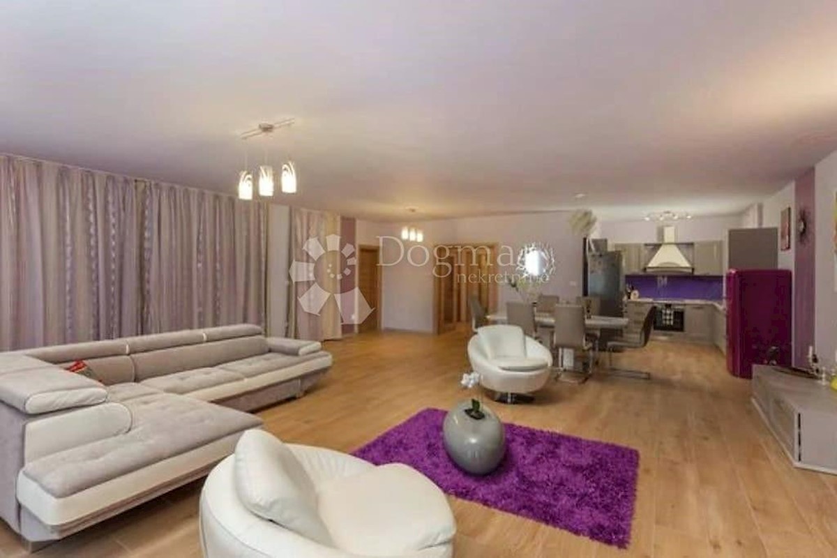 VILLA DI LUSSO CON 4 APPARTAMENTI A 200 M DAL MARE