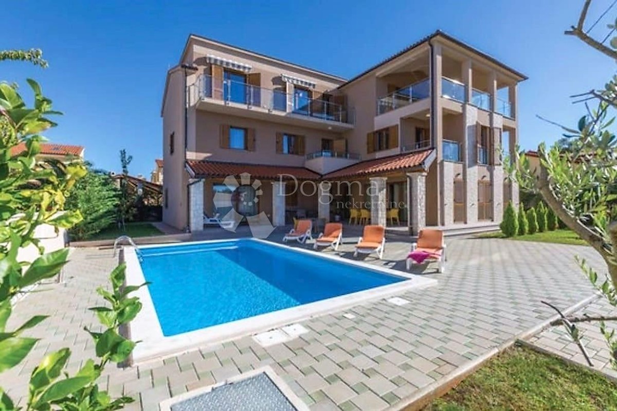 VILLA DI LUSSO CON 4 APPARTAMENTI A 200 M DAL MARE