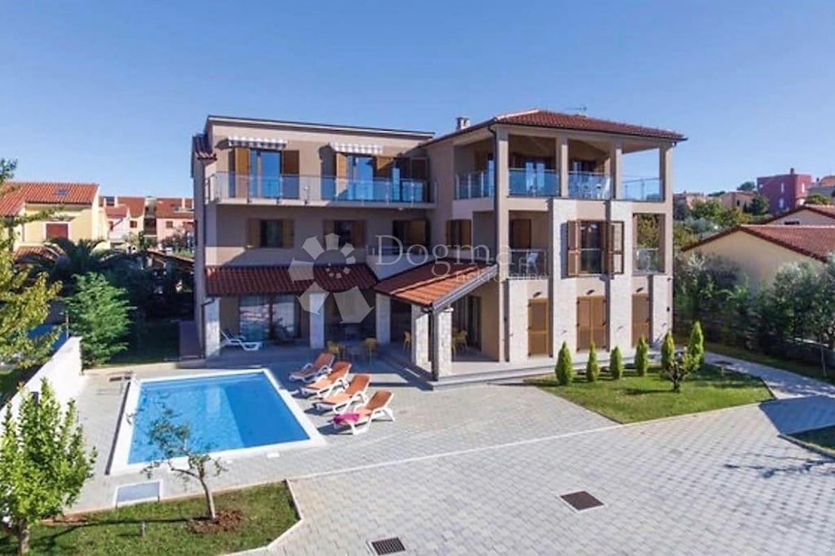 VILLA DI LUSSO CON 4 APPARTAMENTI A 200 M DAL MARE