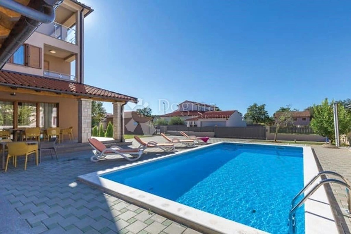 VILLA DI LUSSO CON 4 APPARTAMENTI A 200 M DAL MARE