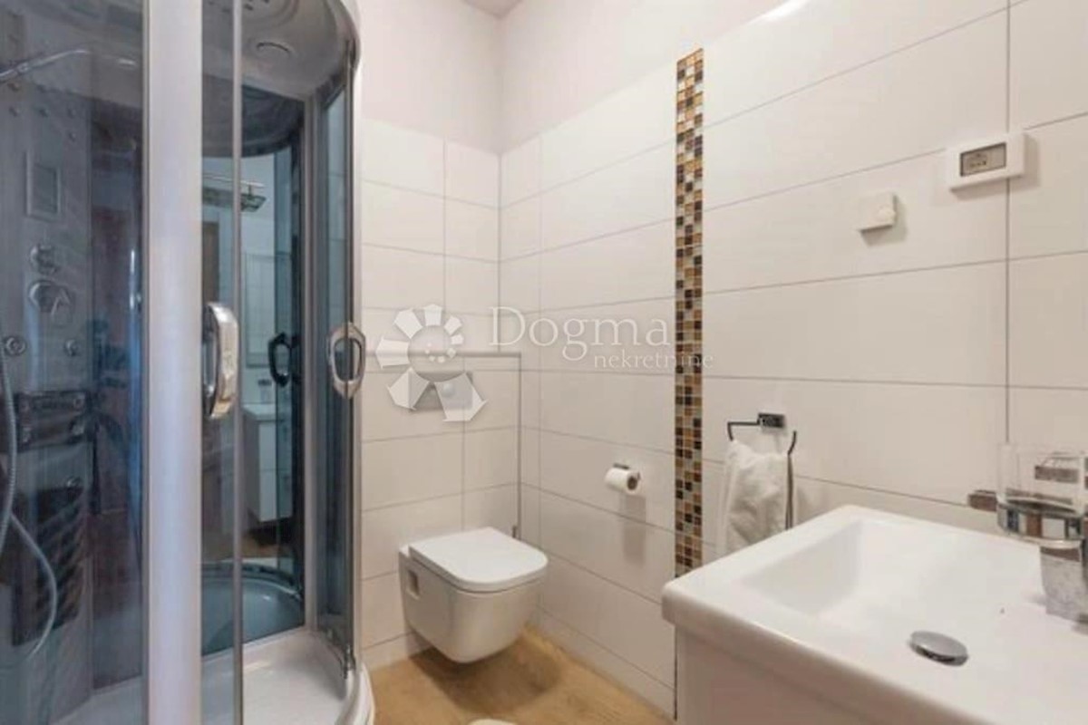 VILLA DI LUSSO CON 4 APPARTAMENTI A 200 M DAL MARE