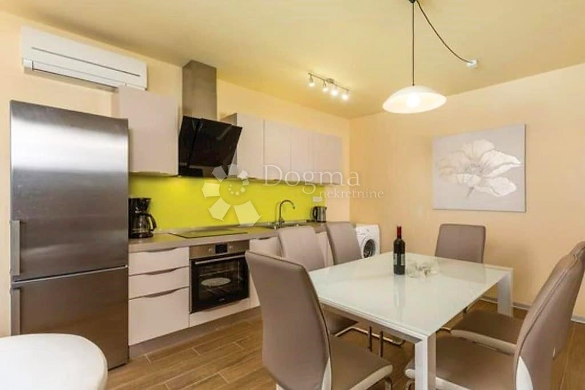 VILLA DI LUSSO CON 4 APPARTAMENTI A 200 M DAL MARE