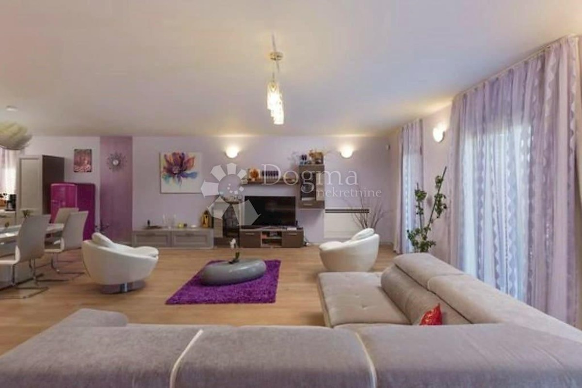 VILLA DI LUSSO CON 4 APPARTAMENTI A 200 M DAL MARE