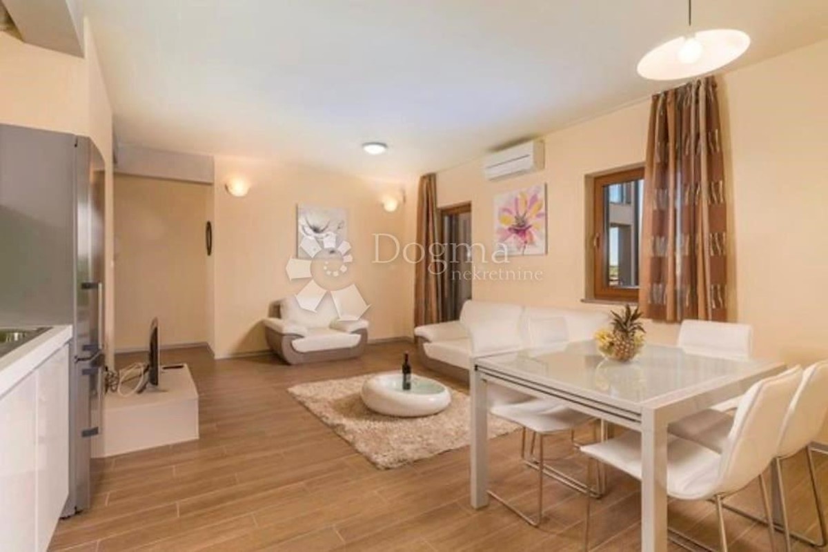 VILLA DI LUSSO CON 4 APPARTAMENTI A 200 M DAL MARE