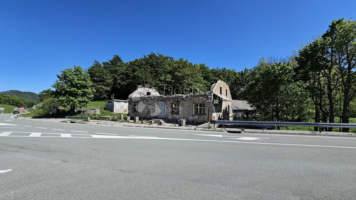 Terreno edificabile 4000m2 con edifici tracciati vicino a Risnjak e al Parco Nazionale di Platak