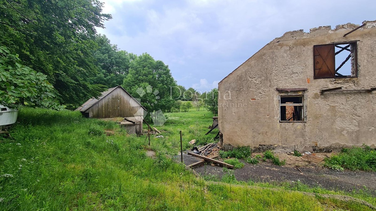 Terreno edificabile 4000m2 con edifici tracciati vicino a Risnjak e al Parco Nazionale di Platak