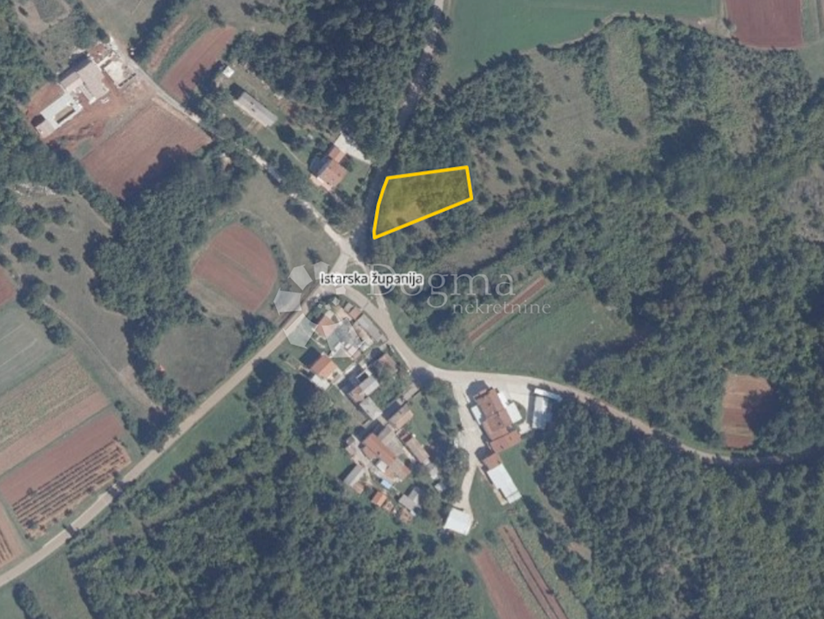 Terreno edificabile per una casa con un discreto giardino.