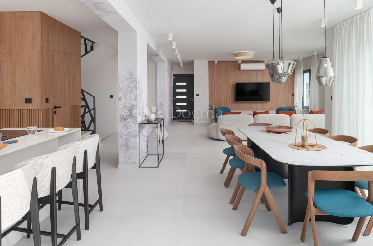 Casa Podstrana, 243,70m2