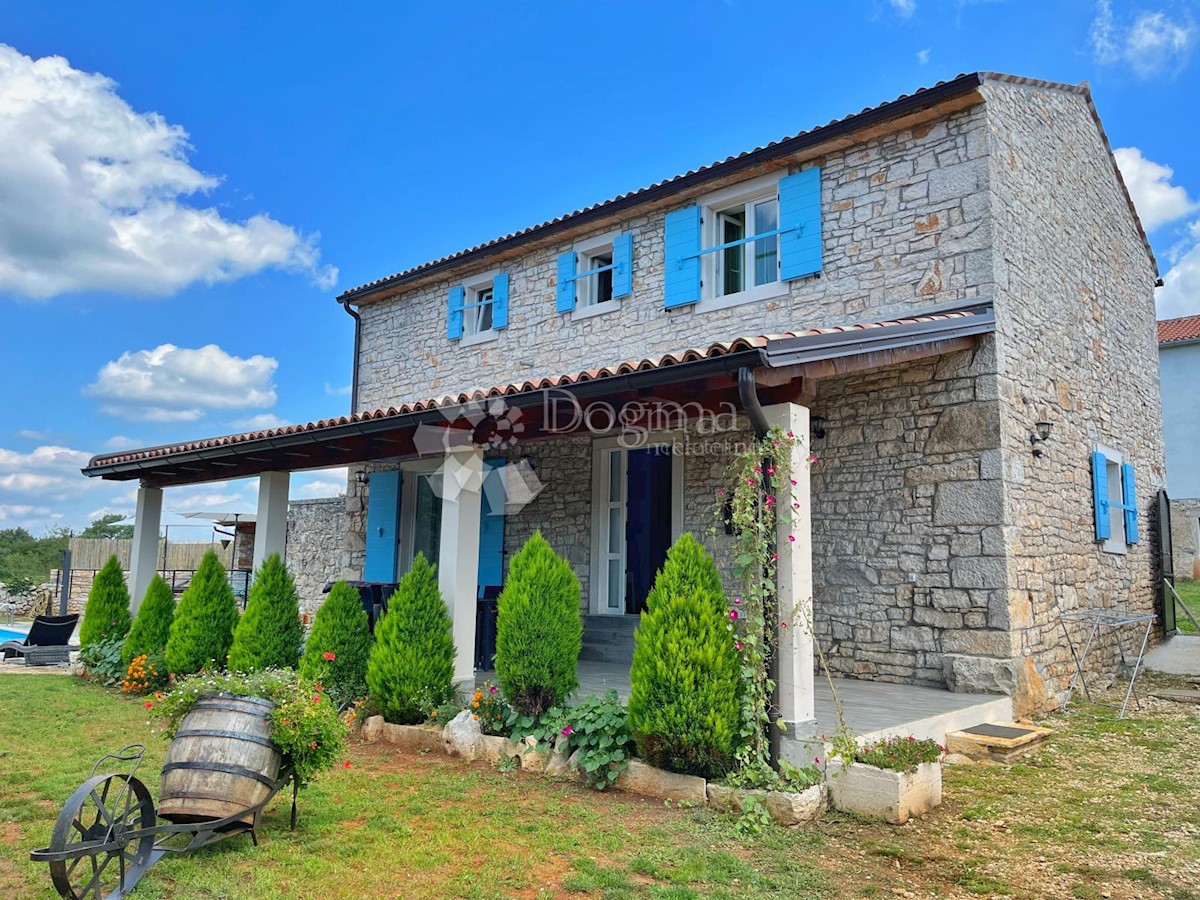 2 CASE CON UNA GRANDE TENUTA ALL'ESTERNO DEL LUOGO