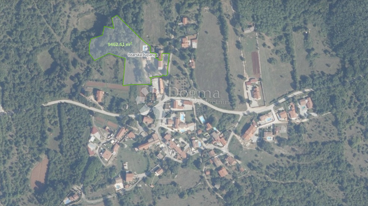 2 CASE CON UNA GRANDE TENUTA ALL'ESTERNO DEL LUOGO