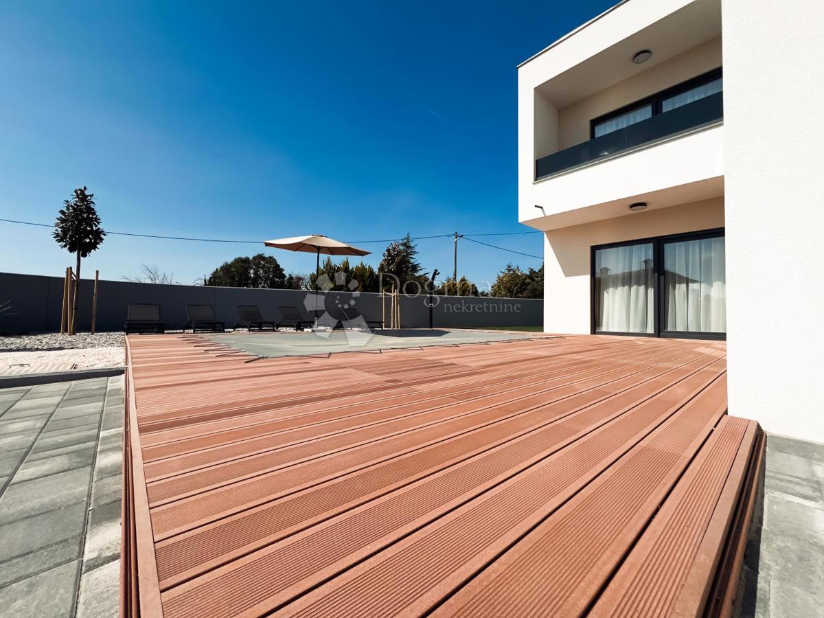 * Elegante villa con piscina • vicina al mare • in contesto tranquillo *
