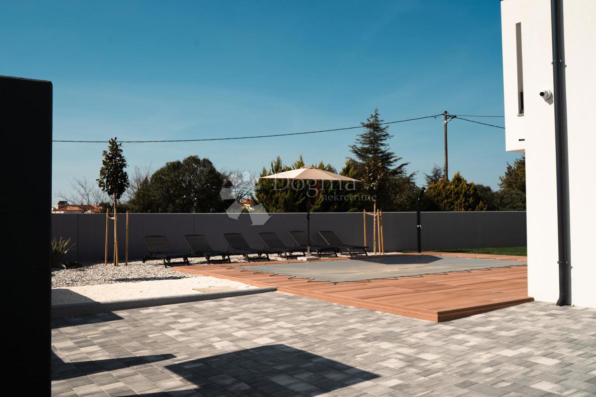 * Elegante villa con piscina • vicina al mare • in contesto tranquillo *