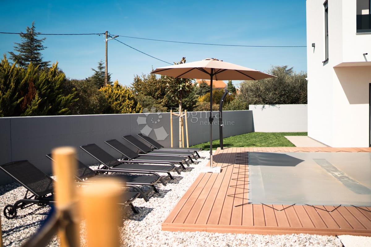 * Elegante villa con piscina • vicina al mare • in contesto tranquillo *