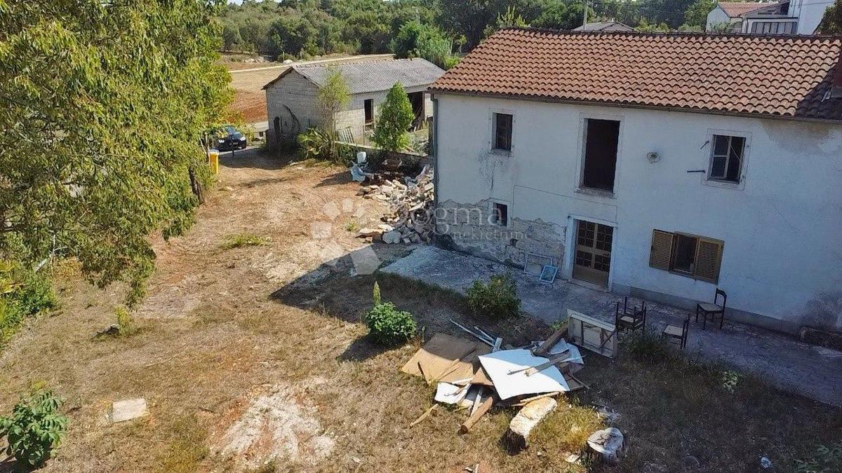 BELLA CASA ISTRIANA IN UNA POSIZIONE RILASSANTE