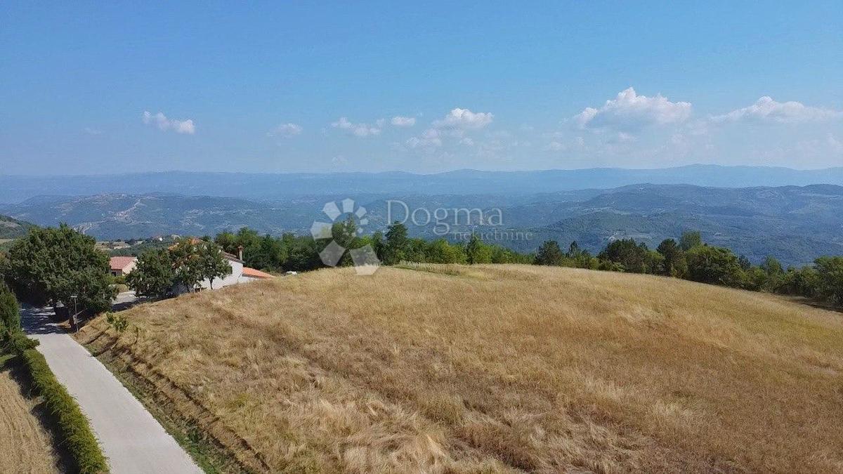 ZAMASCA, TERRENO CON VISTA DALL'ALTO E 3 LAVORI EDILIZI