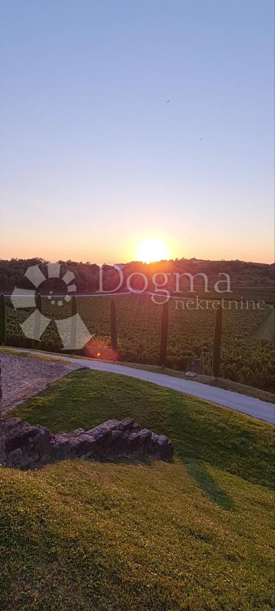 Villa istriana con vista aperta sulla campagna e sul mare