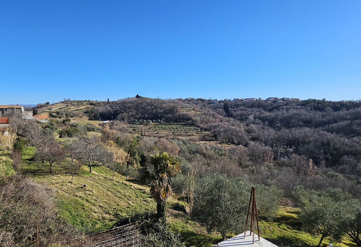 Villa istriana con vista aperta sulla campagna e sul mare