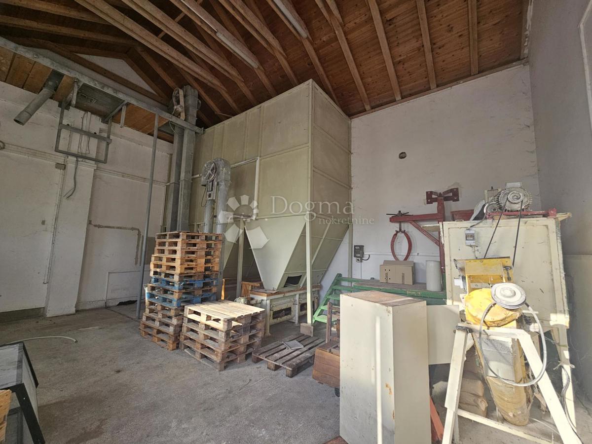 Locale commerciale Sračinec, 884m2