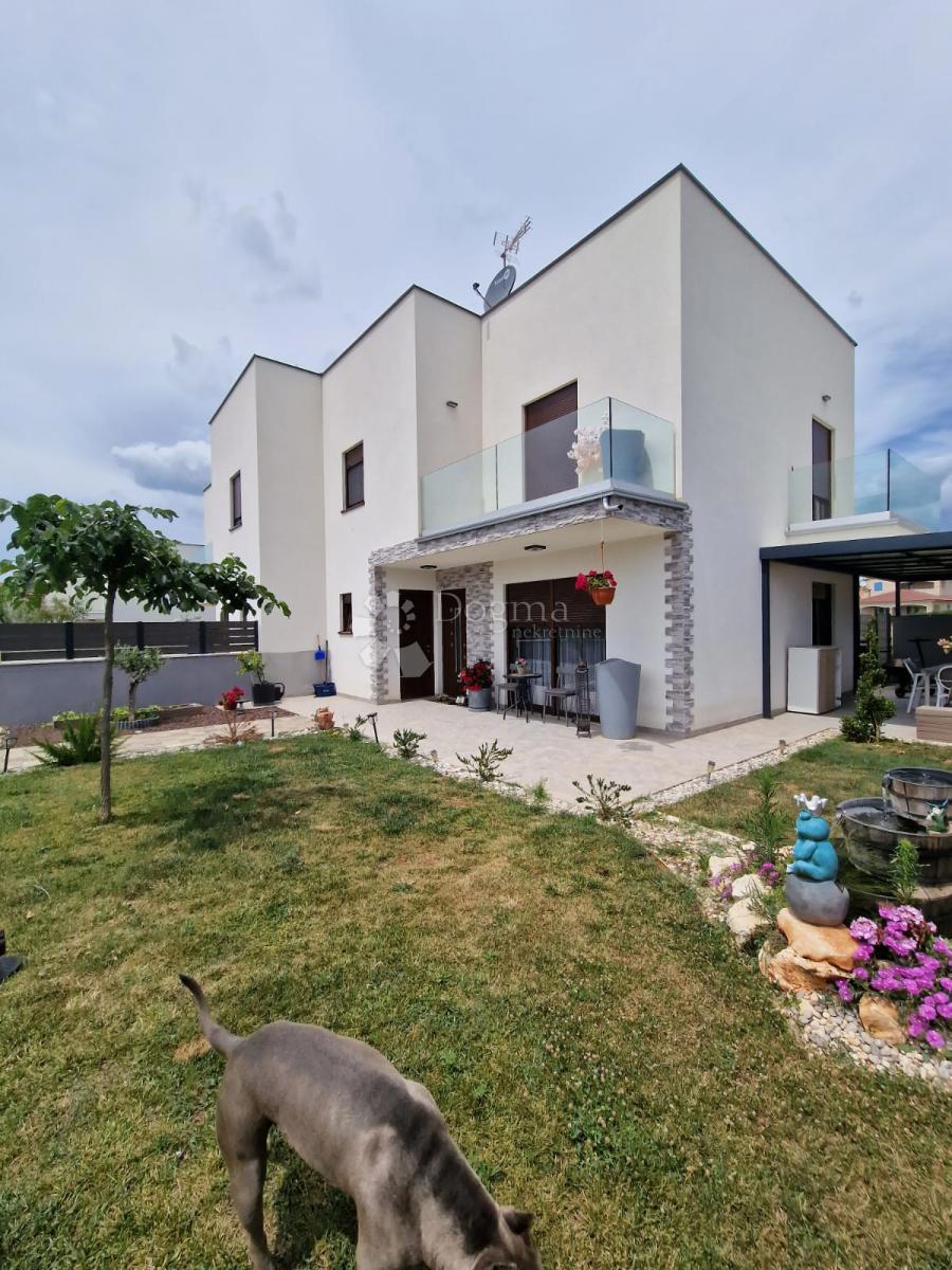 PARENZO (dintorni) - Nuova casa moderna, l'ultima della fila