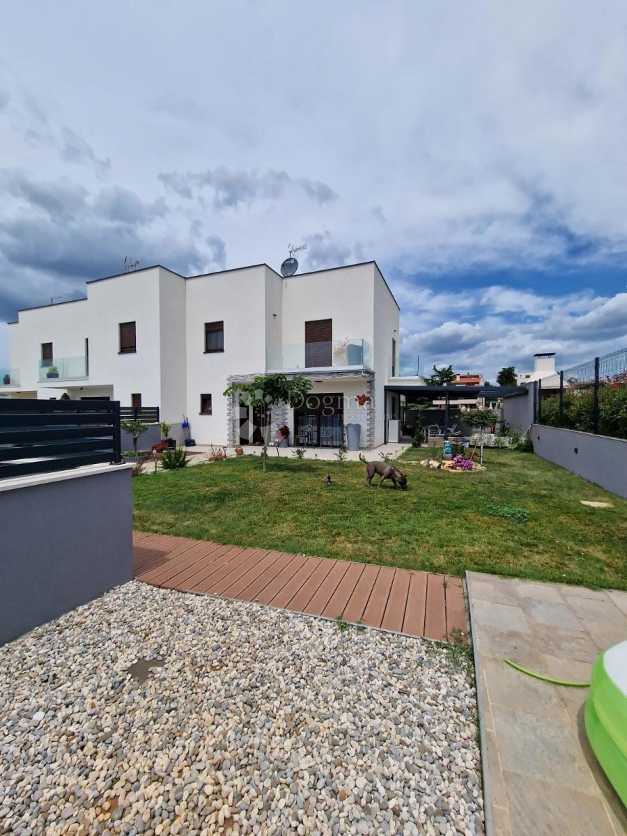 PARENZO (dintorni) - Nuova casa moderna, l'ultima della fila