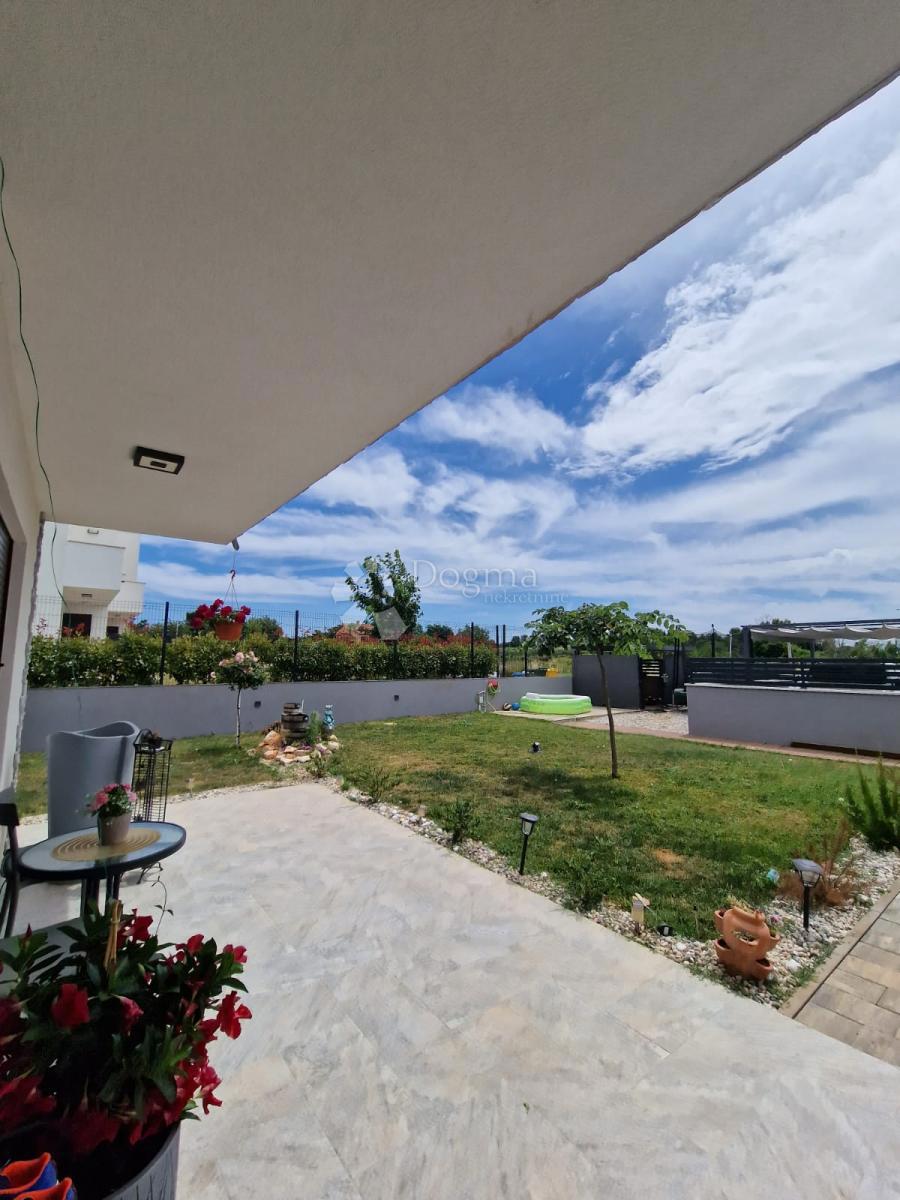 PARENZO (dintorni) - Nuova casa moderna, l'ultima della fila