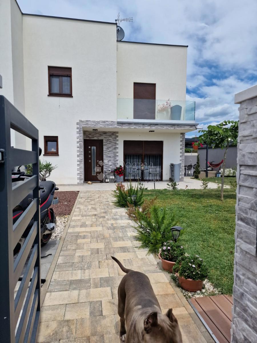 PARENZO (dintorni) - Nuova casa moderna, l'ultima della fila